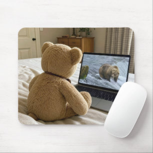Mousepad Urso de Pelúcia Assistindo Urso Pardo no Laptop
