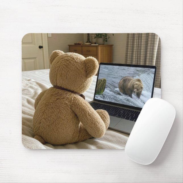 Mousepad Urso de Pelúcia Assistindo Urso Pardo no Laptop (Com mouse)