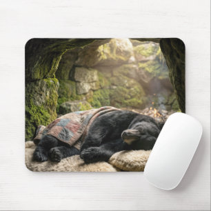 Mousepad Urso Negro Hibernando Sob uma Colcha