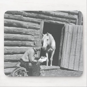 Mousepad Vaqueiro que lê uma letra com um cavalo