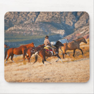 Mousepad Vaqueiro que reune os cavalos selvagens 2