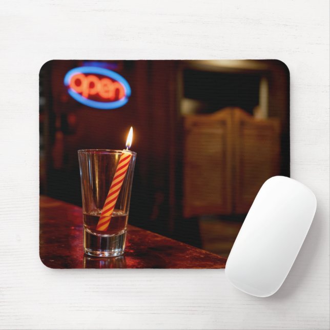 Mousepad Vela de Aniversário em um Copo de Shot de Saloon (Com mouse)