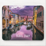 Mousepad Veneza, Itália Canal Cênico e Arquitetura Veneza<br><div class="desc">Um bocal com uma bela fotografia paisagística de um canal em Veneza,  Itália. Com nuvens roxas escuras,  parece que uma tempestade está chegando. Captura de excelentes da arquitetura venetiva única e reflexões aquáticas.</div>