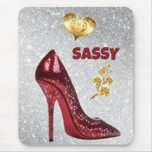 Vermelho e Dourado no Calçado prateado de alto sal