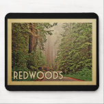 Mousepad Viagens vintage de Califórnia do parque nacional<br><div class="desc">Design de Califórnia das sequóias vermelhas no estilo das viagens vintage que caracteriza árvores bonitas da sequóia vermelha de Califórnia da floresta nacional das sequóias vermelhas em uma estrada solitária.</div>