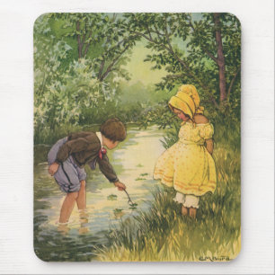 Mousepad Vintage Children, Boy and Girl tocando em Creek