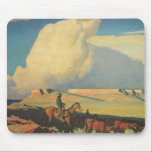 Mousepad Vintage Cowboys, Open Range de Maynard Dixon<br><div class="desc">Open Range (1942), de Maynard Dixon, é uma pintura típica da paisagem das belas artes nos Estados Unidos. Um fazendeiro de vaqueiro cavalgando seu cavalo nas planícies do sudoeste. Ele está pastoreando suas vacas, touros e gado na pradaria. Grandes nuvens brancas enchem o céu sobre os campos de fazenda abertos...</div>