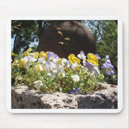 Mousepad Violeta em uma Trough de Pedra.
