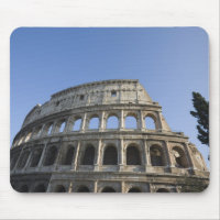 Visão ampla olhando para o Coliseu Romano com