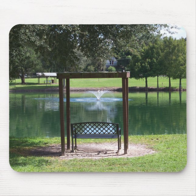 Mousepad Vista de um lago de uma pequena cidade (Frente)