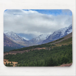 Mousepad Vista nítida do vale da montanha com floresta e pi