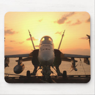 Mousepad Zangão F-18 no mar a bordo do porta-aviões dos