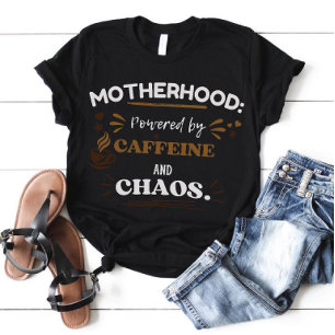 Movida por Cafeína e Caos Camiseta de Maternidade