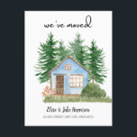 Movimentamos a Watercolor Novo Cartão Postal Domés<br><div class="desc">Mudamos - novo cartão de anúncio caseiro com uma ilustração aquática de uma pequena cabana azul no bosque.</div>