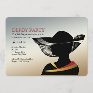 Mulher com convite da corrida de cavalos do chapé