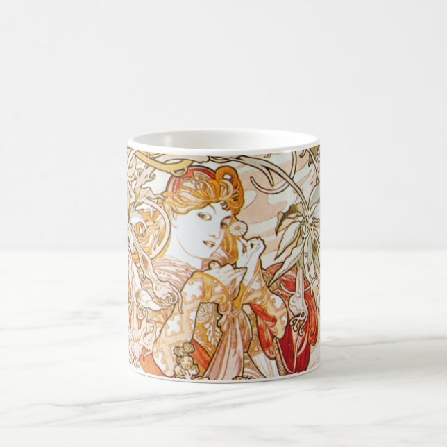 Mulher de Alphonse Mucha com a caneca de Nouveau (Centro)