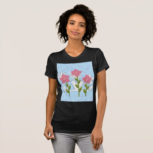 mulher desenhando camisa colorida de flores (Frente Completa)