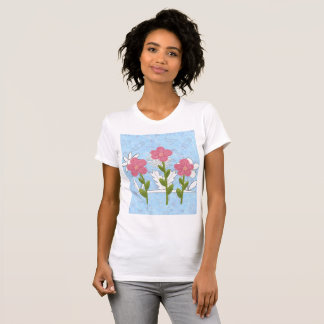 mulher desenhando camisa colorida de flores