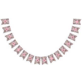 mulher do peito divertida que carrega bandeiras