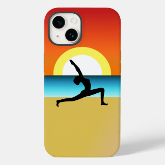 Mulher do Yoga de Praia em um Pose do Guerreiro