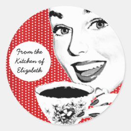Mulher dos anos 50 com etiqueta Teacup Kitchen