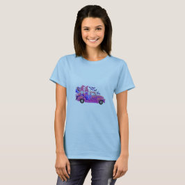 Mulher em camiseta azul clara com T Gnome de Hallo