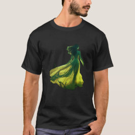 Mulher em um vestido fluido em camiseta preta de m