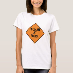 Mulher na Camisa de Trabalho - Presente Feminista