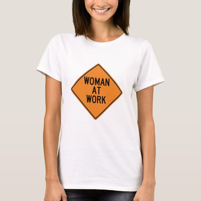 Mulher na Camisa de Trabalho - Presente Feminista  (Frente)