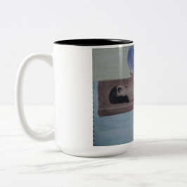 Mulher na caneca de madeira