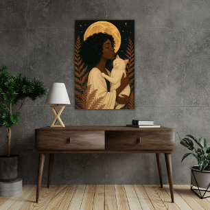 Mulher Negra com Gato Branco sob Poster de Lua Che