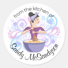 Mulher-pastelaria a assar etiquetas de presentes m