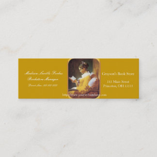 Mulher que lê o cartão de visita regular