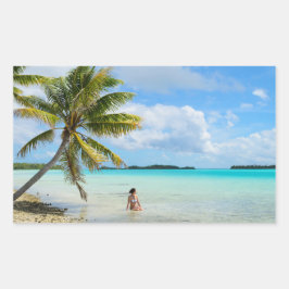 Mulher sob um adesivo de retângulo de palmeira