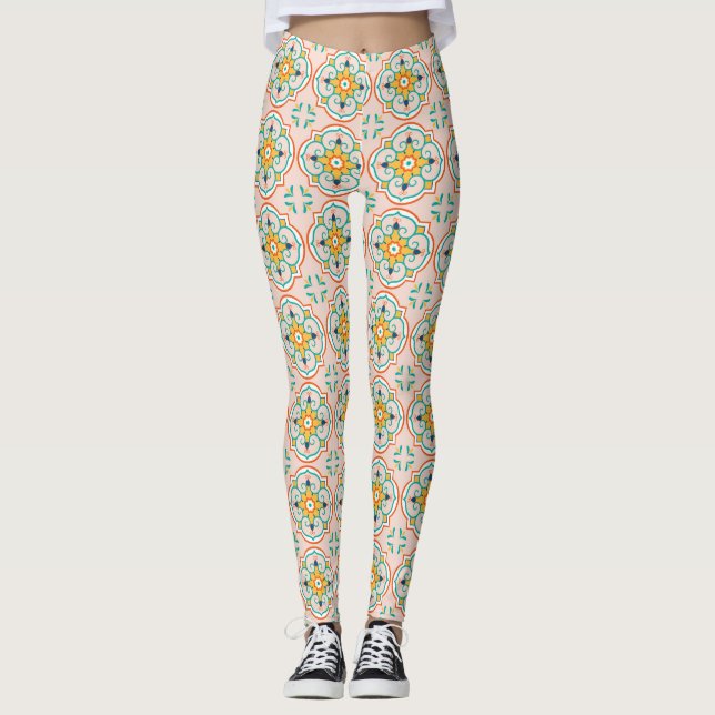 Mulher vestindo leggings com um padrão de azulejos (Frente)