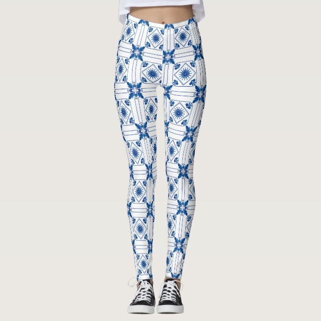 Mulher vestindo leggings estampadas com azul  (Frente)