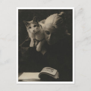 Mulher Vintage com Cartão Postal de Gato Restaurad