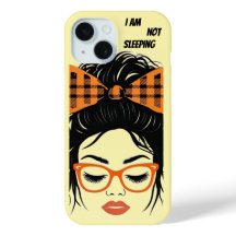 Mulher Whimsical com óculos laranja