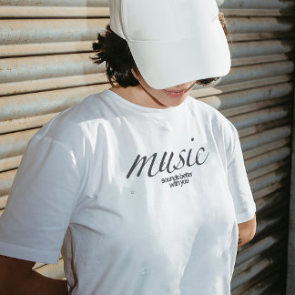 "Música soa melhor com você", cita T-shirt