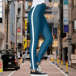 Na moda Azul Leggings com Stripe Branco<br><div class="desc">Elevem o vosso olhar desportivo quotidiano com estas elegantes leggings azuis, desenhadas com uma faixa branca nítida em cada lado para um esporte e um apelo moderno. Quer você esteja indo para a academia, fazendo tarefas, ou apenas relaxando, essas pernas oferecem uma combinação perfeita de conforto e estilo. O ajustado...</div>