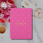 Na moda chic rosa-quente e Bolinhas Dourada elegan<br><div class="desc">Proteja o seu iPad com estilo com esta na moda e capa de ipad protetora. Ele apresenta uma pequena bolinhas branca sobre um fundo rosa brilhante e uma fonte de script manual de tom dourado de tendência com seu nome. Atualize o modelo fácil de usar com sua escolha de nome....</div>
