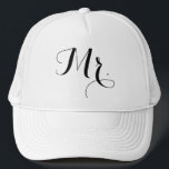 Na moda Text Hat - Oferta de Boné de Caminhoneiro<br><div class="desc">Mostre o orgulho do noivo com este chapéu de caminhoneiro de texto "Sr." na moda, perfeito para casamentos, despedida de solteiro ou aventuras na lua de mel. Com o seu design moderno e o seu ajustado confortável, é um presente excelente para qualquer noivo que queira experimentar o seu novo título...</div>