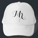 Na moda Text Hat - Oferta de Boné de Caminhoneiro<br><div class="desc">Mostre o orgulho do noivo com este chapéu de caminhoneiro de texto "Sr." na moda, perfeito para casamentos, despedida de solteiro ou aventuras na lua de mel. Com o seu design moderno e o seu ajustado confortável, é um presente excelente para qualquer noivo que queira experimentar o seu novo título...</div>