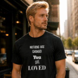 Nada Mudou, Você É Amado Camiseta Básica Escura