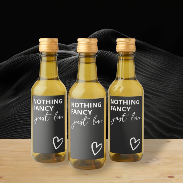 Nada Rico Apenas Ama Casamento Minimalista (Nothing Fancy Just Love Minimalist Wedding Mini Wine Labels from Ricaso. Dark grey and white)