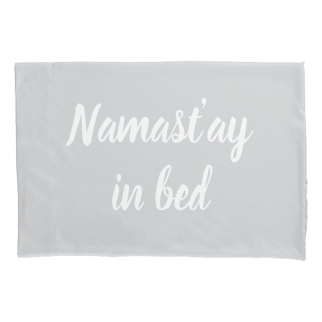 Namastay in bed brush script lettering light grey (Frente)