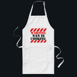 Nan de advertência está cozinhando o avental<br><div class="desc">O estilo gráfico da viga do trabalho do divertimento que adverte nan está cozinhando o avental branco e vermelho longo.</div>