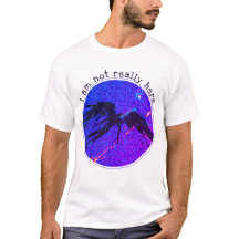 Não Aqui figura alada voando no espaço Camiseta
