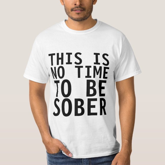 NÃO É HORA DE ESTAR SÓBRIO, camiseta engraçada (Frente)