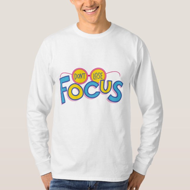 Não enfoque a camiseta básica de capa longa (Frente)